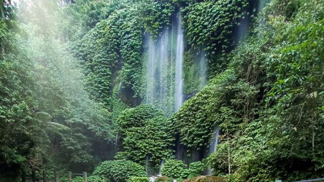 Menelusuri Keindahan Air Terjun Benang Kelambu