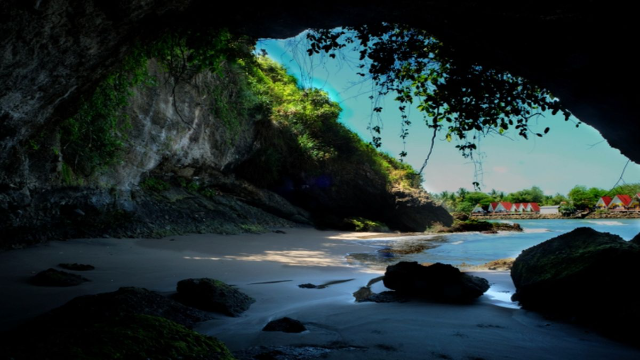 Eksplorasi Wisata Alam Pantai Karang Bolong